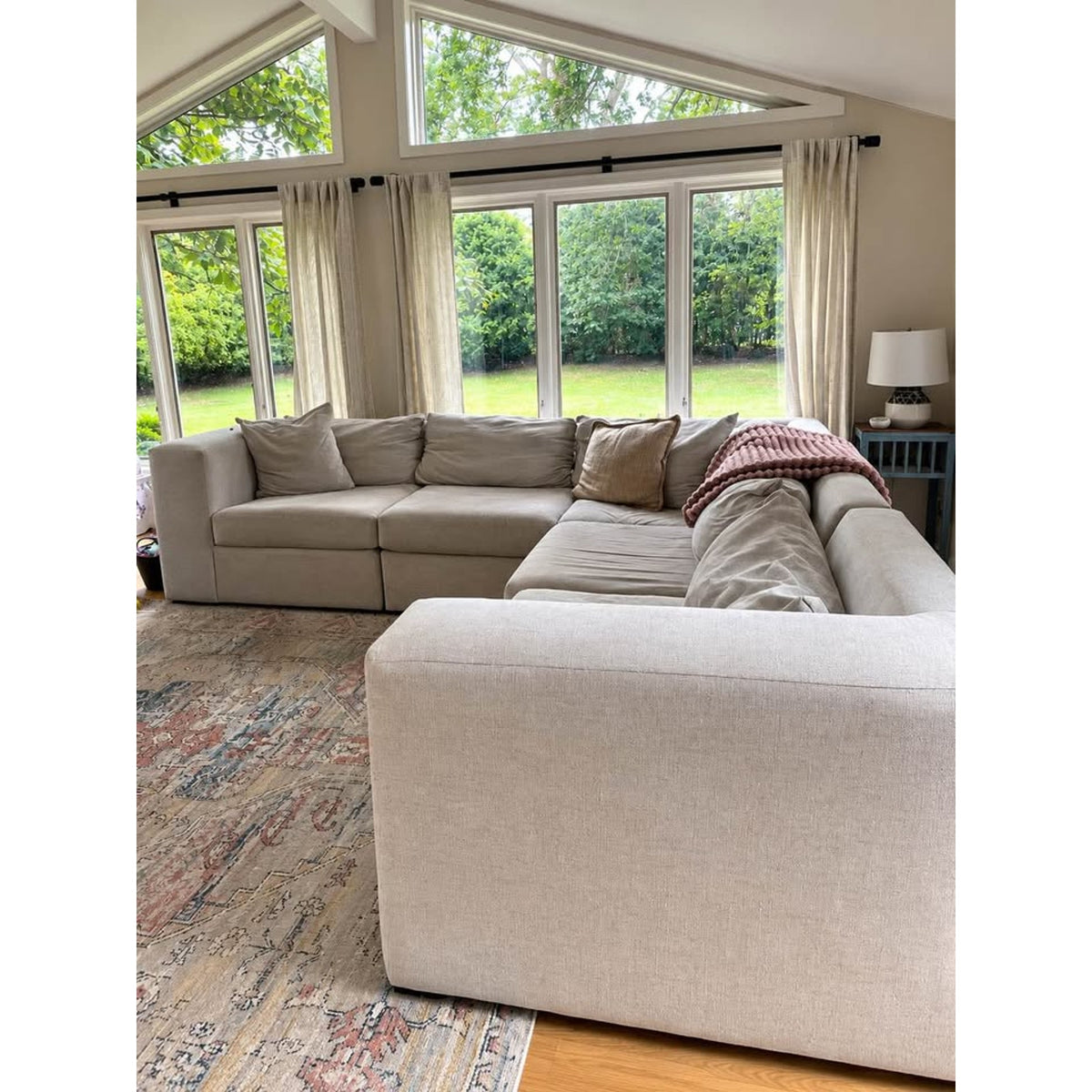 Large 5-Seat Modular Sectional Sofa – Professionally Cleaned – Delivery Available