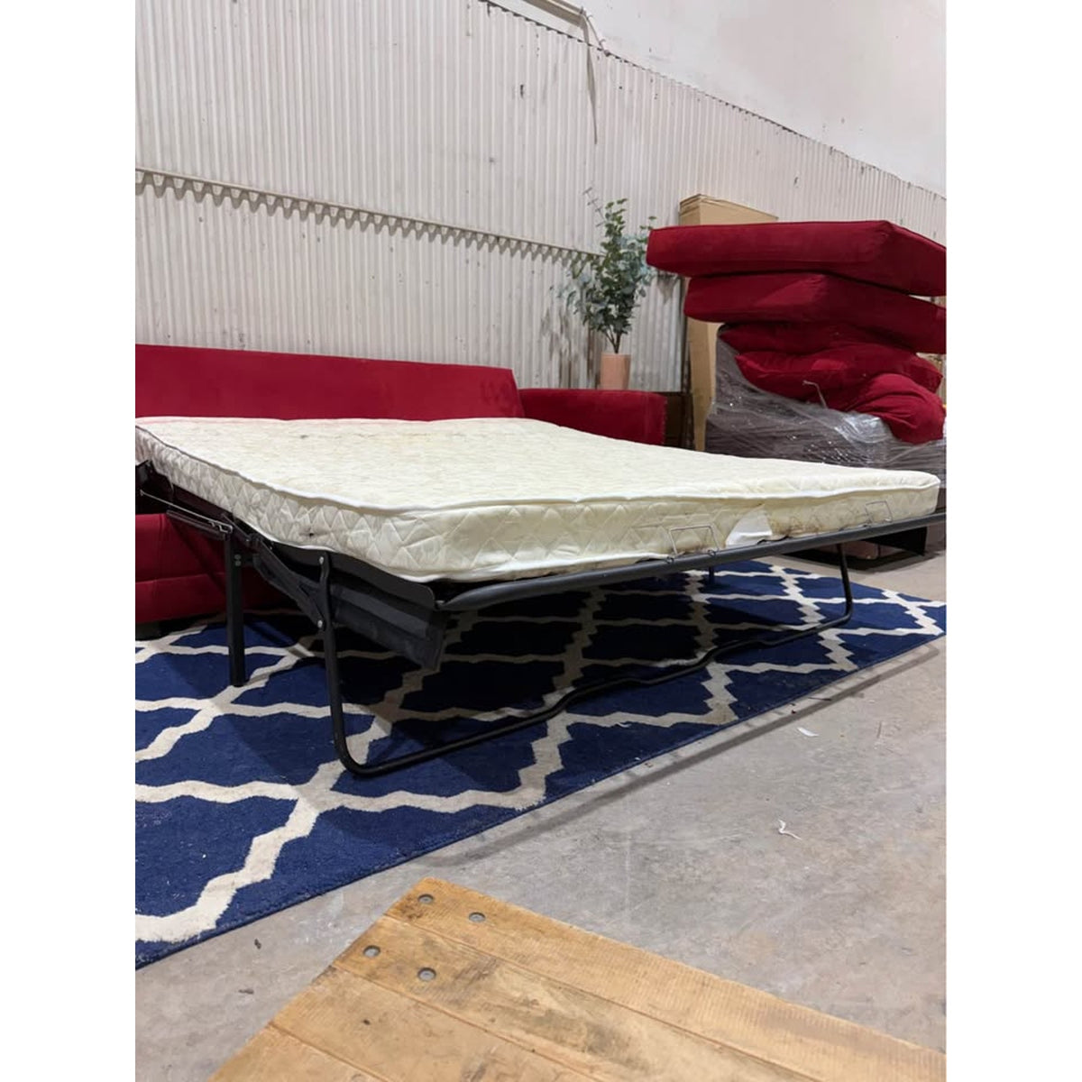 Beautiful Red Sleeper Sofa Couch - Queen Pull Out Bed - Microfiber - Cleaned/Comfy Delivery Avail