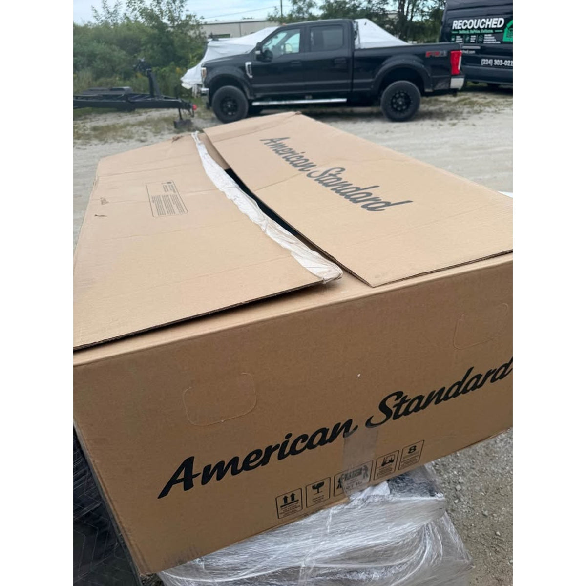 American Standard Studio 60” x 32” Acrylic Bathtub – White – Retail $965 – Delivery Available